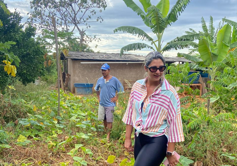 Camila Pazzini conhece um dos fornecedores do PNAE